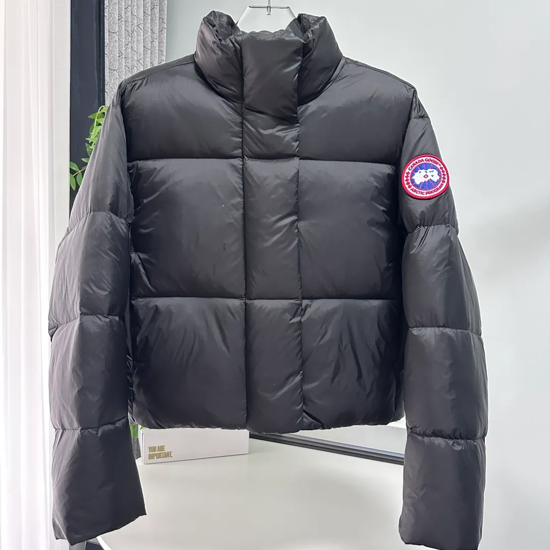 P780 Style number: Y112 𝗚𝗮𝗻𝗮𝗱𝗮 𝗚𝗼𝗼𝘀𝗲｜Canada Goose Cypress series women's short puff/down jacket Color: black, silver Size: XS, S, M, Customized original high-density waterproof recycled Feather-Light tear-resistant fabric, waterproof and windproof, light and fluffy. The interior adopts nylon double-layer sealing design! The interior is filled with 90% white duck down of the national standard, and the down content is as high as 350 grams. Fluffy, plump and soft to the touch.
